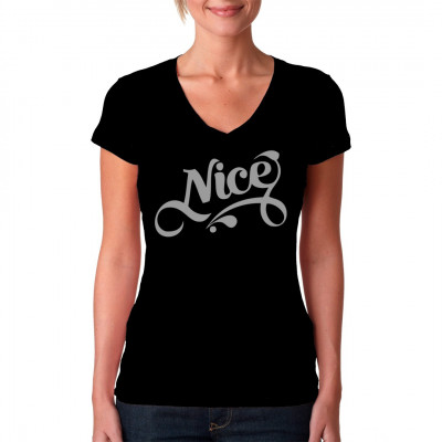 Logo "Nice" im Tattoo Style als silberner Druck für dein T-Shirt, Sweatshirt oder V-Neck.
Mittels Flexdruckverfahren aufgebracht. waschfest