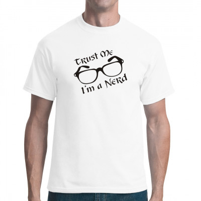 Nerdbrille mit Text: "Trust me, I'm a Nerd"
Stell dich deinem inneren Geek und zeig der Welt, wie nerdig du bist. Ob mit oder ohne Hornbrille: Nerds sind im Trend.
Mittels Flexfolie aufgebracht; waschfest